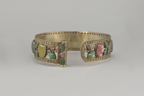 Headband; Openwork inlaid with glass, semi-precious stones, river pearls and beads; plant ornament;