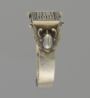 Ring, Chinese, Qing 1644–1911, 19th century. Gold jewelry hand ornament, diameter 2 cm. Design: