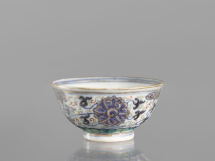 Bowl, Chinese, Qing dynasty 1644–1911, 19th century; colored porcelain vessel with plant and floral