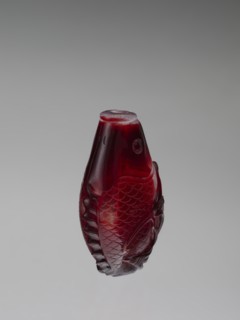 Snuffbox with spoon, red and white stained glass; 18th century, China Qing dynasty, 1644–1911;