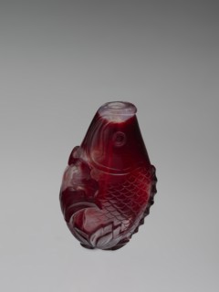 Snuffbox with spoon, red and white stained glass; 18th century, China Qing dynasty, 1644–1911;