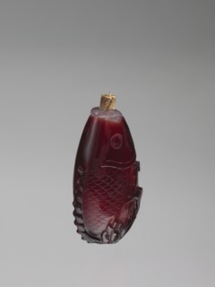 Snuffbox with spoon;, Snuffbox in the shape of a fish with a folded fin, with spoon. Materials: