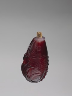 Snuffbox with spoon;, Snuffbox in the shape of a fish with a folded fin, with spoon; materials:
