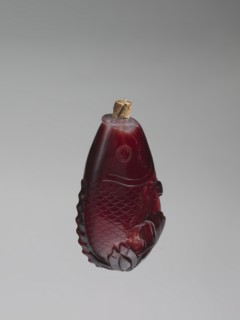 Snuffbox with spoon;, Snuffbox in the shape of a fish with a folded fin, with spoon. Porcelain or