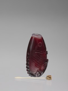 Snuffbox with spoon, shaped like a fish with a folded fin; decorated with bottles and carps;