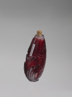 Snuffbox with spoon;, Snuffbox in the shape of a fish with a folded fin, with spoon. Materials: