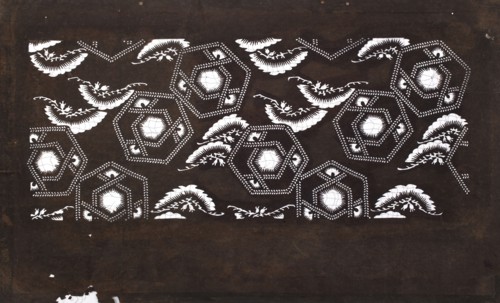Dyeing stencil katagami with a pine tree and stylized hexagon motif matsu ni kawari kikkô moyô;