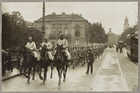 1. Warsaw. German cavalry in the street, surrounded by children, August 5, 1915; 2. Warsaw. German