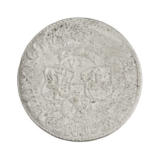 Obverse: In the rim a male bust in armor and a wig turned to the right, separating the inscription