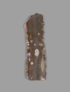 Knife, northern Mesopotamian workshop, long flint blade with a triangular cross-section, retouched