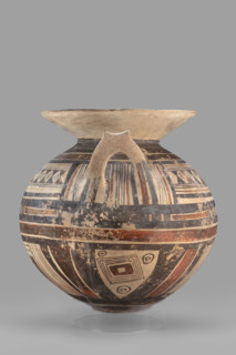 Stamnos; geometric motifs; Southern Italic pottery; Globular vessel with a small, flattened bottom