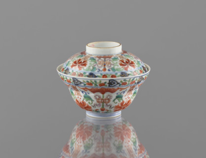 Bowl with a lid; Chinese colored porcelain; Qing dynasty, Qianlong period/style (1736–1795);