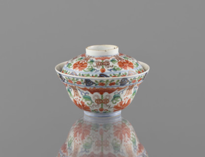Bowl with a lid. Chinese, Qing dynasty (Qianlong period, 1736–1795), colored porcelain. Decorated
