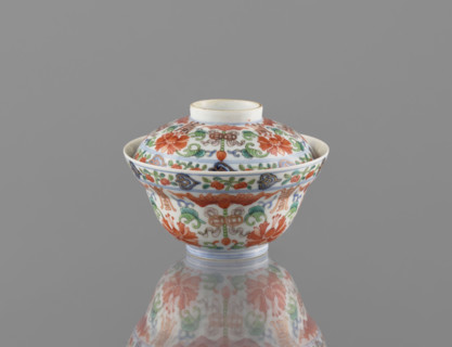 Bowl with lid; Chinese colored porcelain; Qing dynasty, Qianlong period (1736–1795); decorated with