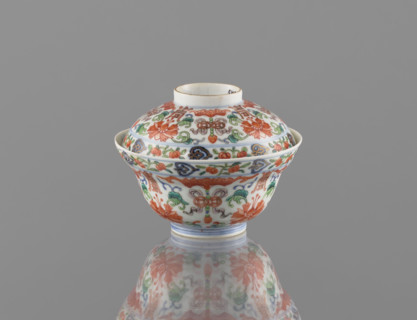 Bowl with a lid; Chinese colored porcelain; Qing dynasty, Qianlong period/style (1736–1795);