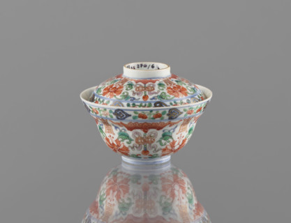 Bowl with lid, Chinese porcelain, Qing dynasty (Qianlong period or Qianlong style), decorated with