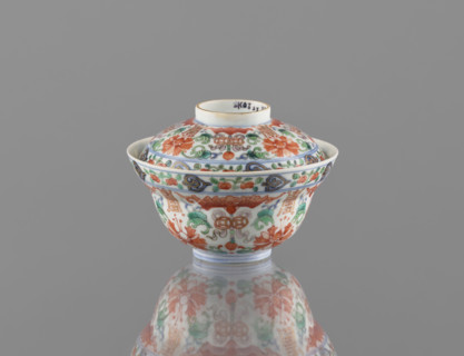 Bowl with a lid; Chinese colored porcelain in Qing (Qianlong) style; decorated with bats, longevity