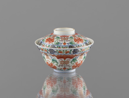 Bowl with a lid; Chinese colored porcelain; Qing dynasty (Qianlong period, 1736–1795); decorated