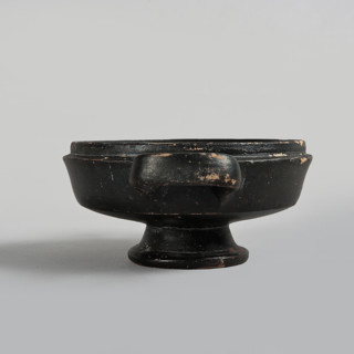 Lekanis, 1st half of the 5th century BC, Greater Greece; vessel; height 8 cm, diameter 10 cm