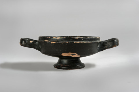 Lekanis, 1st half of the 5th century BC, Greater Greece; vessel; height 8 cm, diameter 10 cm