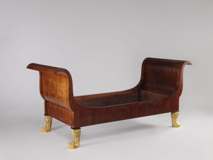 Bed with S-shaped outward-curving pediments of equal height and straight side boards, supported by