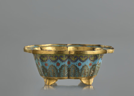 Bowl, Chinese, Qing (1644–1911), 19th century. Cloisonné enamel in Qing (style) with cracked-ice