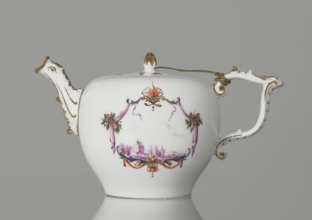 Teapot with lid, Koenigliche Porzellain Fabrique, Meissen (1710–1763); ca. 1750. Porcelain teapot