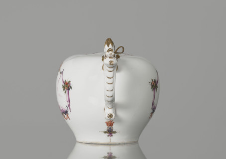 Teapot with lid, Koenigliche Porzellain Fabrique, Meissen (1710–1763); ca. 1750. Porcelain teapot