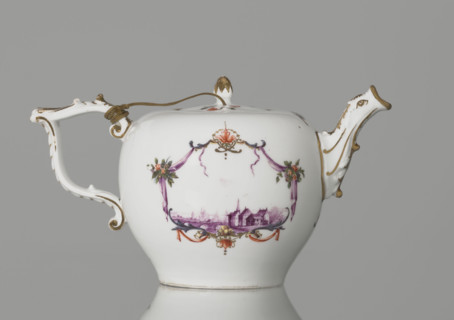 Teapot with lid, Koenigliche Porzellain Fabrique, Meissen (1710–1763); ca. 1750. Porcelain teapot