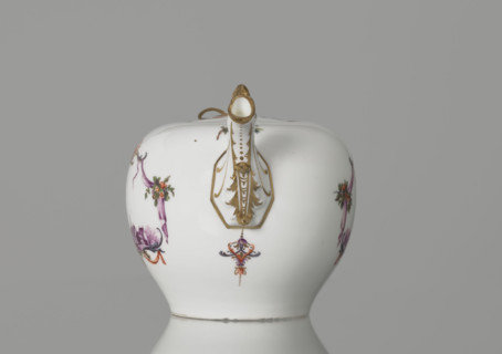 Teapot with lid, Koenigliche Porzellain Fabrique, Meissen (1710–1763); ca. 1750. Porcelain teapot