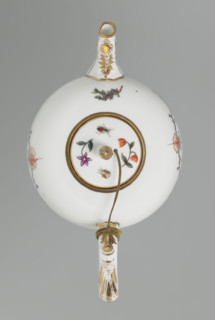 Teapot with lid, Koenigliche Porzellain Fabrique, Meissen (1710–1763); circa 1750. Porcelain teapot