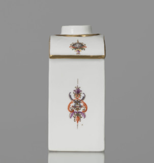 Four-sided tea bowl, Koenigliche Porzellain Fabrique, Meissen (circa 1750), manufacturer. Tea bowl