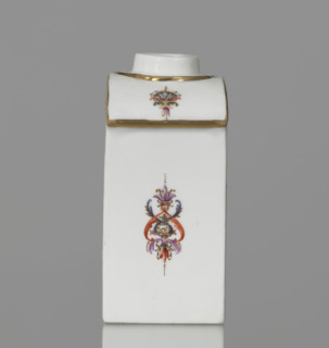 Four-sided tea bowl, Koenigliche Porzellain Fabrique, Meissen (1710–1763), manufacturer. Tea bowl