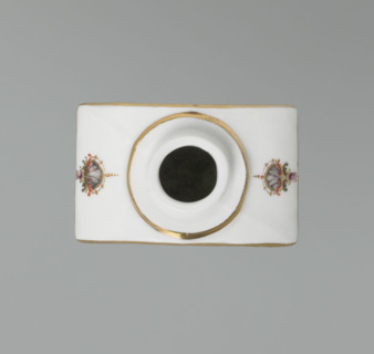 Four-sided tea bowl, Meissen (circa 1750), manufacturer active 1710–1763. Tea bowl with a