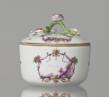 Sugar bowl with a lid and a branch handle, Koenigliche Porzellain Fabrique, Meissen (1710–1763),