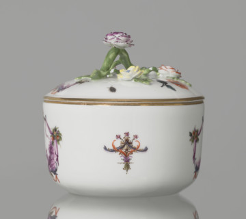Sugar bowl with a lid and a branch handle, Koenigliche Porzellain Fabrique, Meissen (1710–1763),