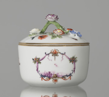 Sugar bowl with a lid and a branch handle. Koenigliche Porzellain Fabrique, Meissen (1710–1763),