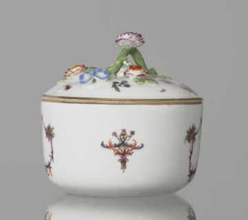 Sugar bowl with a lid and a branch handle, Koenigliche Porzellain Fabrique, Meissen (1710–1763),