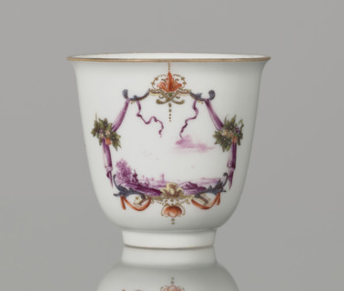 Tall chalice cup, Meissen manufactory (ca. 1750), porcelain vessel, height 7 cm, width 7.2 cm,