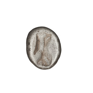 Shekel (Achaemenid, 550–330 BC). Obverse: male figure wearing a crown in a long robe, kneeling on