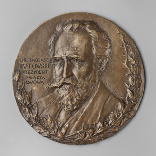 Obv.: Bust of a man 3/4 turned to the left, wearing pince-nez, with a beard and long mustache, a