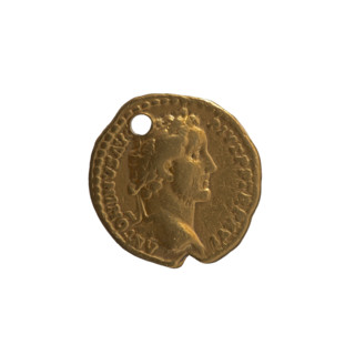 Aureus (with a hole), Antoninus Pius (86–161; Roman emperor 138–161), issuer; obverse: head of the