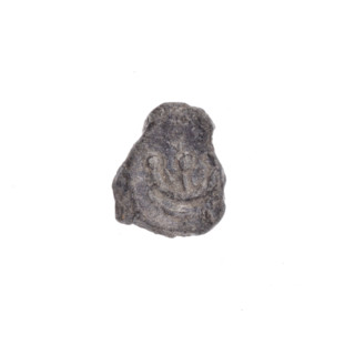 A fragment of a double-sided Drohiczyn seal. On one side a trident with dots at the ends of the