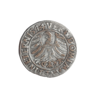 Male bust in armour turned right with a beard and sideburns; in the rim between the pearly borders