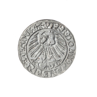 Aw. Male bust in armour turned right with a beard and sideburns; in the rim between the pearly
