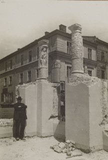 Lviv (Ukraine). Columns from the Zipperowska tenement house at ul. Trybunalska. Photographer: Józef
