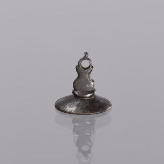 Sealing wax stamp keyring: oval sealing wax stamp with a decorative handle and a hole for hanging