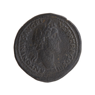 Sestertius of Antoninus Pius (86–161; Roman emperor 138–161). Obverse: head of the emperor in a