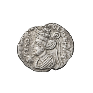 Drachma, 2 BC–4 AD. Obv.: bust of Phraates V facing left, wearing a diadem and decorative costume;