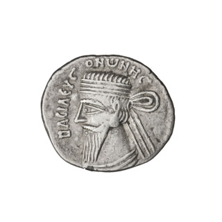 Drachma of Vonones I (8–11 CE). Obverse: diademed head of Vonones I facing left. Reverse: Nike